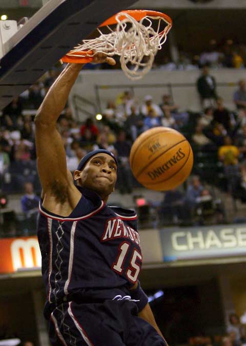 王师傅cos尚博勒“吓”到郭艾伦 两人活动中单挑