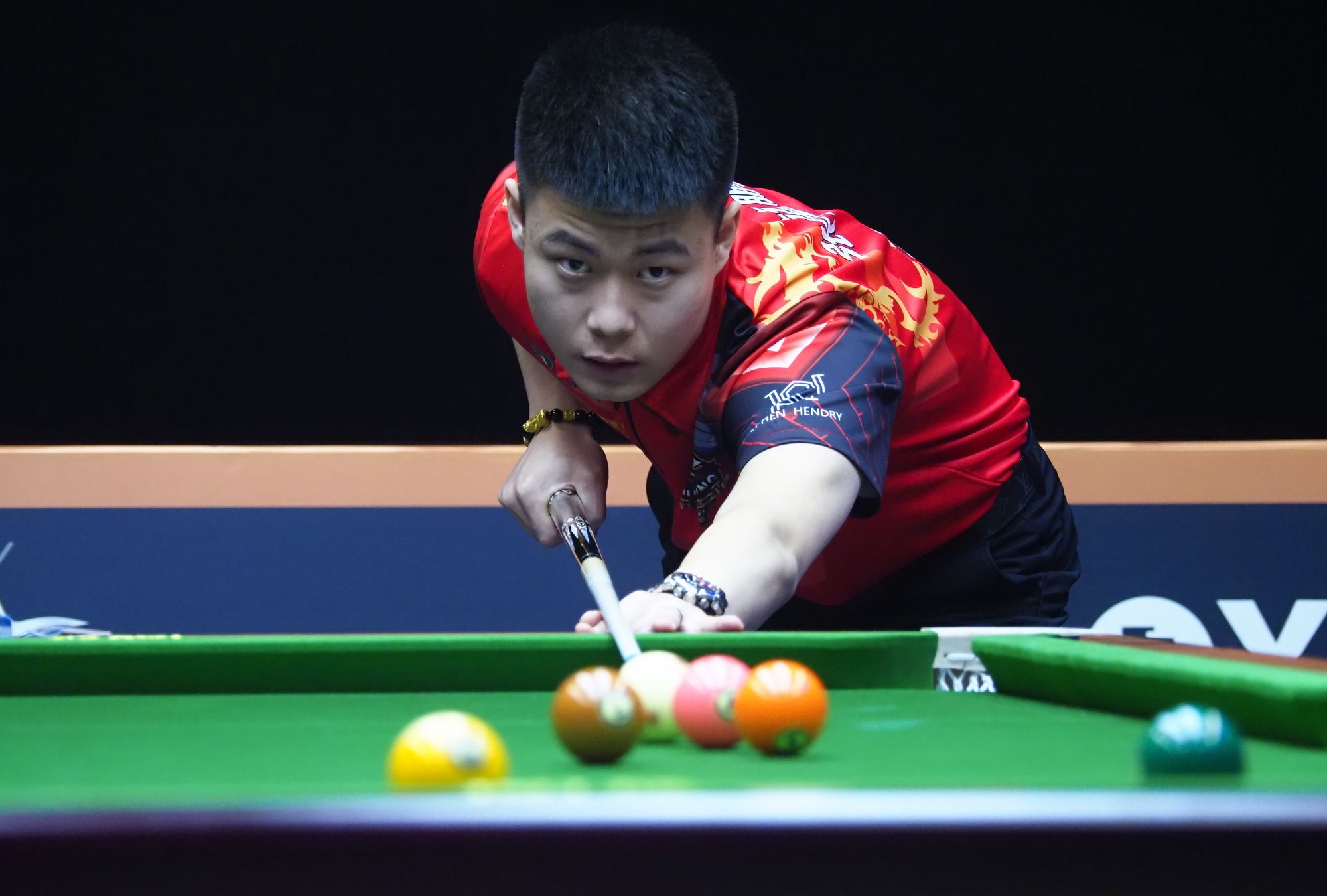 员表现突出 员表现突出